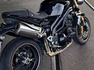 TRIUMPH SPEED TRIPLE 1050