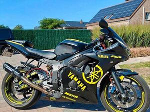 ② UNIEKE YAMAHA R6 2004