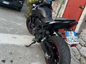 YAMAHA MT-07 NERO DETTAGL ROSSI