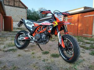 KTM 690 SMC R – AKRAPOVIČ – SONDERDEKOR – TÜV & INSPEKTION NEU