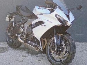 TRIUMPH DAYTONA 660