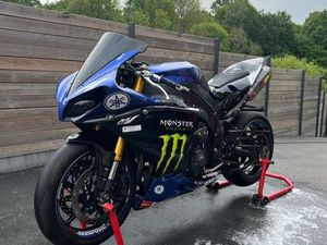 R1 CROSSPLANE PISTE AVEC CG