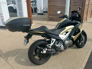 HONDA 800 VFR X CROSSRUNNER ■ANNÉE 2011■76500 KM■ECHAPPEMENT IXIL ( ORIGINE FOURNIS)■KIT RABAISSEMENT SUSPENSION ORIGINE FOURNIS)■TOP CASE SHAD 59X MODULABLE ■S