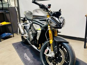 TRIUMPH SPEED TRIPLE 1200 RS