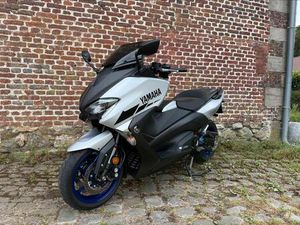 ② YAMAHA TMAX 530