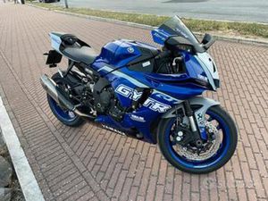 YAMAHA R1