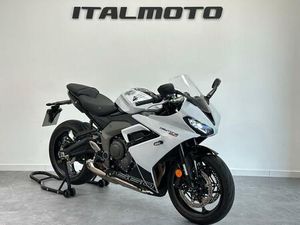TRIUMPH DAYTONA 660 ALS VORFÜHRFAHRZEUG !