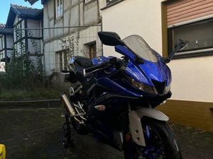 YAMAHA YZF-R125 MIT AKRAPOVIC AUSPUFFANLAGE