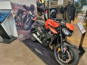 TRIUMPH STREET TRIPLE R VORFÜHRER