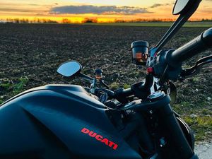 DUCATI MONSTER 937 DARK STEALTH 2021, WENIG KM, ZUBEHÖR