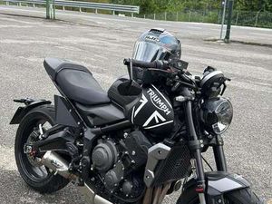 TRIUMPH TRIDENT 660 + SCARICO SPARK + ACCESSORI NERO