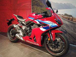 HONDA CBR 650 R MOD:2025 ROT /E-CLUTCH/ A2