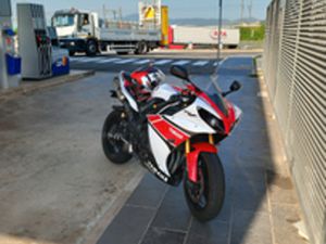 MOTO YAMAHA R1 2013