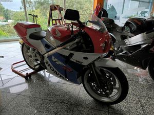 HONDA VFR 400 R NC30 V4