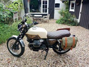 MOTO GUZZI V 7 MET GOUDEN EERBETOON AAN TAZIO NUVOLARI. BEIGE