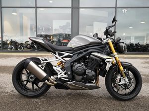 TRIUMPH SPEED TRIPLE 1200 RS