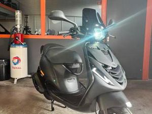 PIAGGIO ZIP BROM 45KM E5 2023 FULL — SCOOTERS | PIAGGIO — MARKTPLAATS