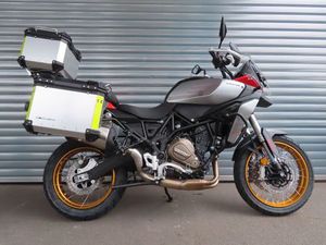 QJ MOTOR SRT 700 SX SRT700SX MODELL 2025 MIT VIEL ZUBEHÖR