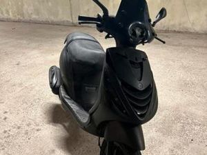 ZIP ZWART GELE KENTEKEN MET BOOSKIJKER (11.000KM) — SCOOTERS | PIAGGIO — MARKTPLAATS