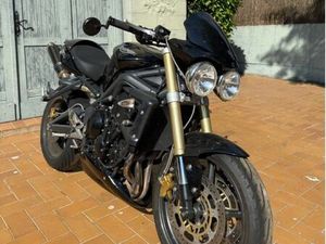 TRIUMPH STREET TRIPLE 675