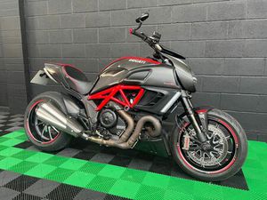2012 DUCATI DIAVEL CARBON A VENDRE
