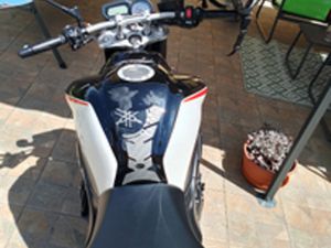 SPLENDIDA YAMAHA FZ1 CON LIVREA SPORTIVA