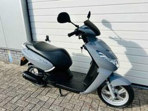 NETTE PEUGEOT KISBEE 4-TAKT INJECTIE BROMSCOOTER | BJ 2019 — SCOOTERS | PEUGEOT — MARKTPLAATS