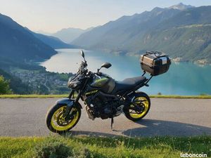 MOTO YAMAHA MT 900 +TOP SASE 52 L+SACOCHE RESERVOIR SQUAD PORT USB