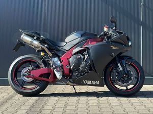 YAMAHA R1