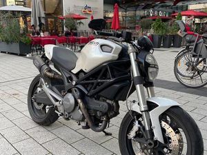 DUCATI MONSTER 696