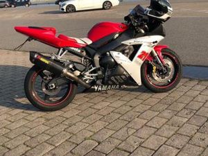 YAMAHA R1 RN09 AKRAPOVIC TAUSCH