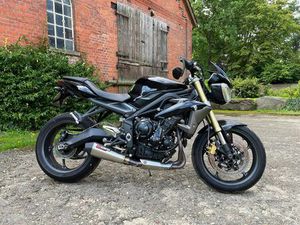 TRIUMPH STREET TRIPLE 675