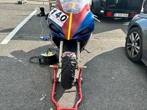 ② SUZUKI GSX-R 600 K1 PISTE