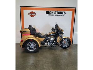 2017 HARLEY-DAVIDSON® TRI GLIDE® ULTRA TWO-TONE BLACK HILLS GOLD/BLACK QUARTZ FLHTCUTG