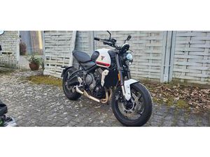 TRIUMPH TRIDENT 660