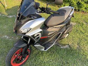APRILIA SR GT 200