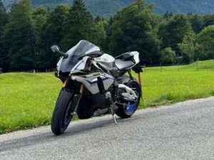 YAMAHA R1 M