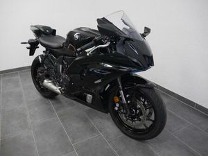 YAMAHA YZF R 7 // 1. HAND // 2023 // SCHWARZ