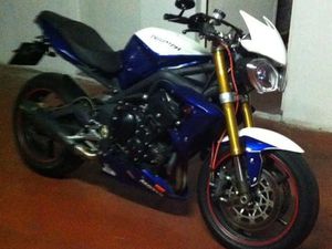 TRIUMPH STREET TRIPLE 675