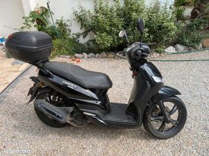 SCOOTER NOIR 125 CC PEU ROULÉ