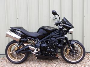 2010 TRIUMPH 675 STREET TRIPLE R, SERVICE HISTORY, LOWERED. A VENDRE