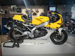 YAMAHA XSR 900 GP 2025 890 CM3 | MOTO SPORTIVE | 250 KM | JAUNE | 74100 VILLE LA GRAND