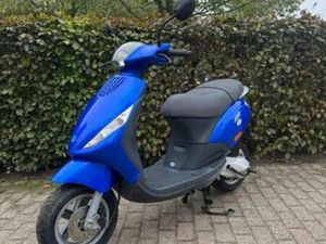 ⭐️PIAGGIO ZIP 2 TAKT 50CC BROM NIEUWSTAAT SLECHTS 2400 KM⭐️ — SCOOTERS | PIAGGIO — MARKTPLAATS