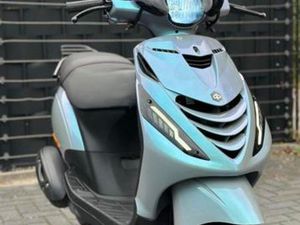 PIAGGIO ZIP E5 IGET - EERSTE EIGENAAR - 3000KM — SCOOTERS | PIAGGIO — MARKTPLAATS