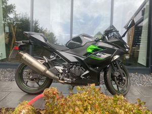 KAWASAKI NINJA 400 PERFORMANCE MY23 WIE NEU!!!
