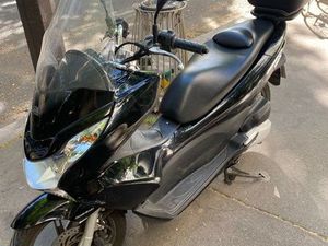 HONDA PCX 125 – EXCELLENT ÉTAT – 1400 (TOP CASE INCLUS)