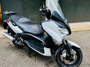 SCOOTER MAXI GT X-MAX BLANC ET NOIR (2012)
