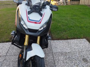 HONDA XADV CON LIVREA HRC