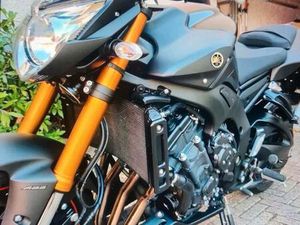 YAMAHA FZ 8 AKRAPOVIČ BJ 2016