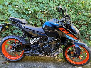 KTM 125 DUKE UTSTILLINGSMODELL PÅ HVITE SKILT